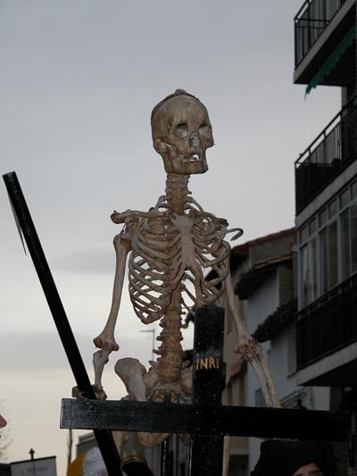 El esqueleto de una mujer de más de 350 años procesiona en un pueblo de Zaragoza como La Muerte